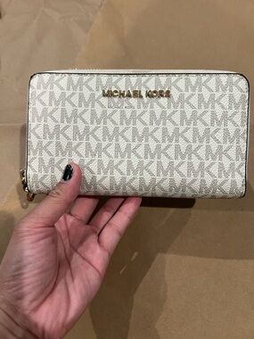 Michael Kors Signature Zip-Around Wallet in Vanilla with Gold Hardware